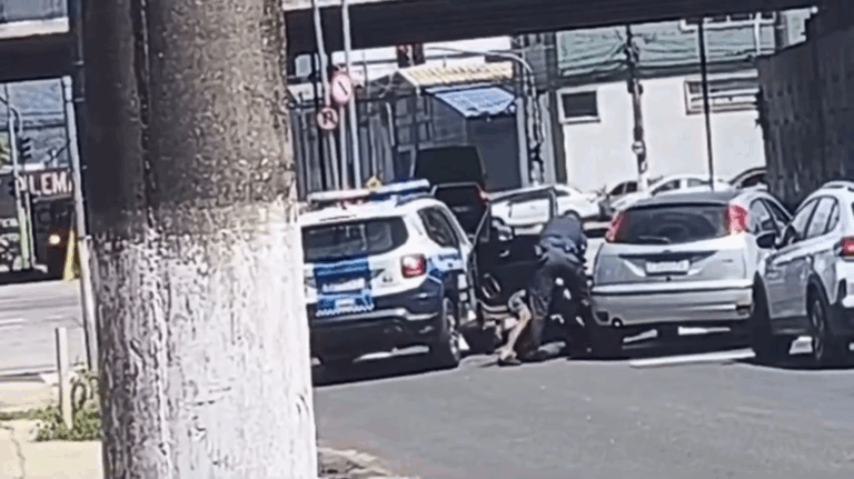 Homem é detido após acelerar carro, atingir Guarda civil e tentar fugir; VÍDEO