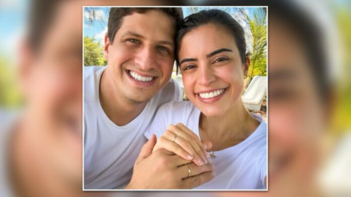João Campos e Tabata Amaral mostram as alianças de noivado | Reprodução Instagram