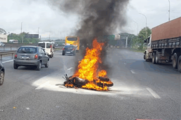Moto colide com carro, pega fogo e fica carbonizada na Rodovia Anchieta