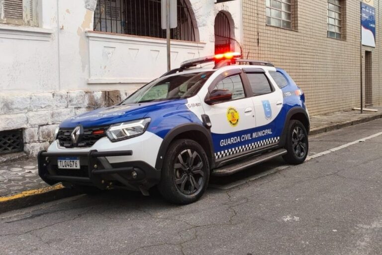 Homem é preso após agredir ex-companheira com chutes, socos e golpes com cabo de vassoura