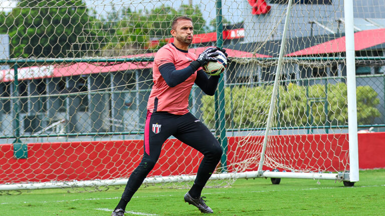 Goleiro Victor Souza exalta bom momento e pede apoio da torcida para a ‘decisão’ de segunda-feira