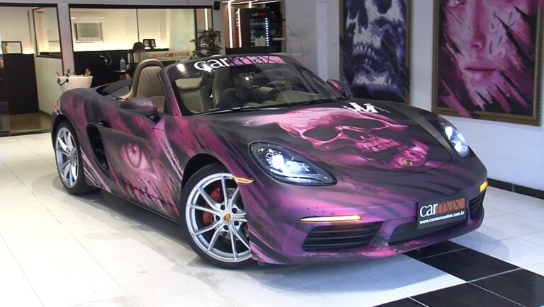 Loja expõe Porsche 718 personalizada com grafite de artista