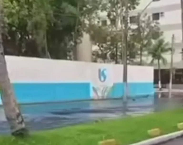 Tubulação da Sabesp estoura em Guarujá e deixa rua inundada com esgoto