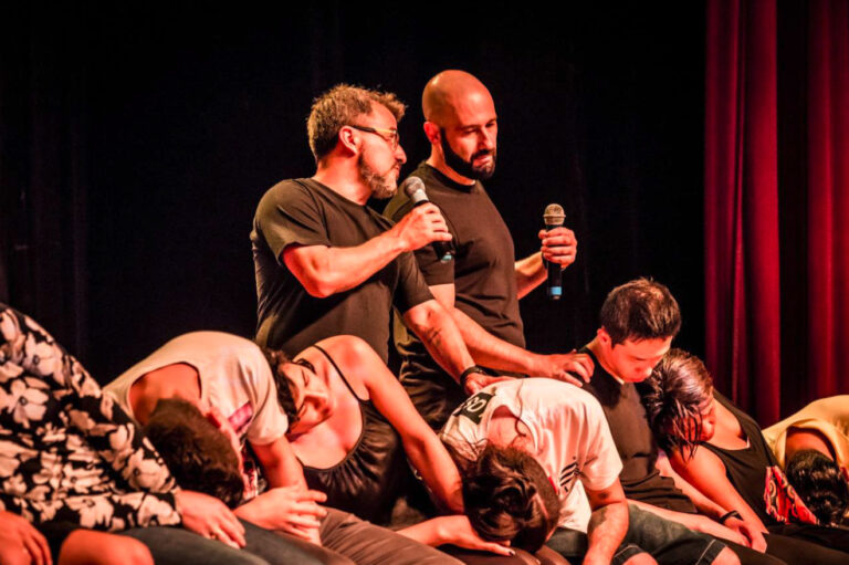 POW Festival 2025 recebe espetáculo de hipnose cômica ‘Magicamente’