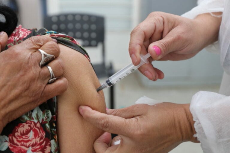 Campanha de vacinação itinerante chega ao centro de Jacareí neste sábado (8)