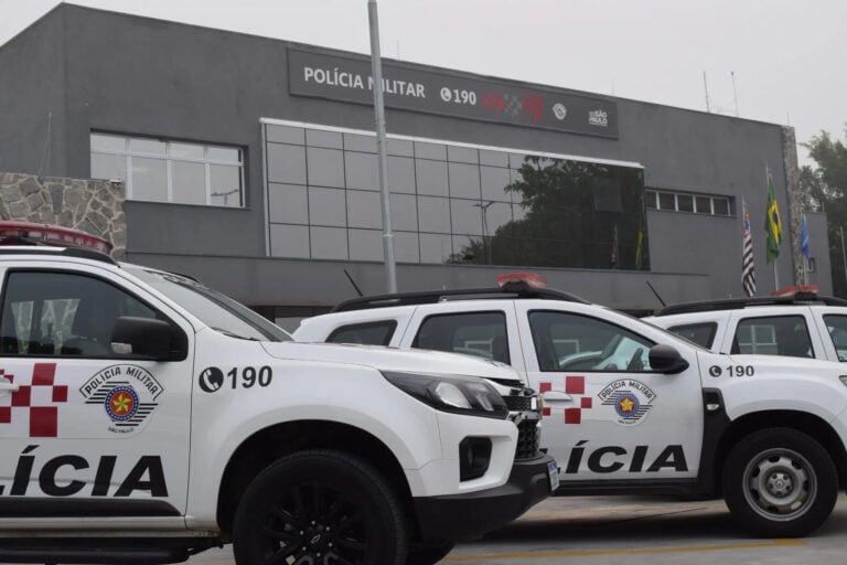 Homem é preso em Aparecida após lançar pedra contra viatura da PM