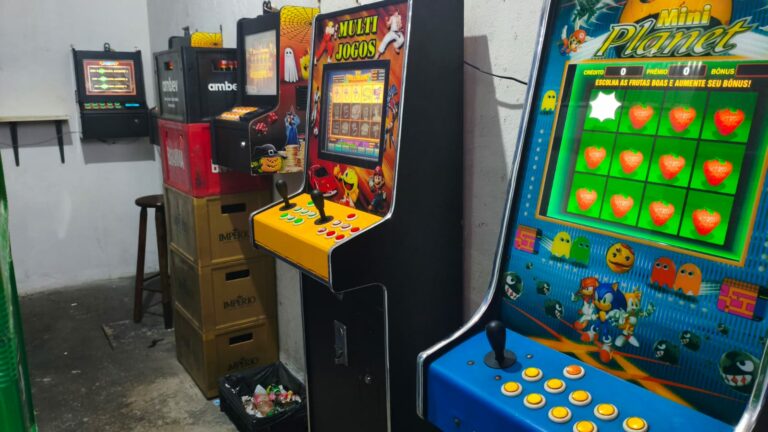 PM apreende máquinas caça-níqueis em bar de São José
