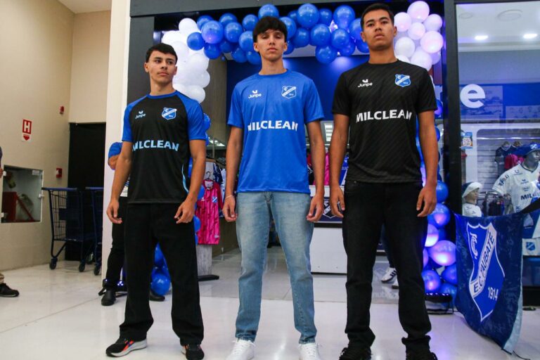 Taubaté celebra 111 anos com renovação do técnico Rogério Henrique e novos uniformes para 2026
