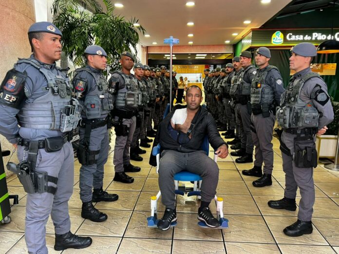 Policial que neutralizou criminoso mesmo após ser baleado em operação recebe alta