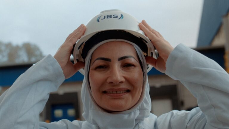 JBS tem 200 vagas de emprego abertas no interior de SP