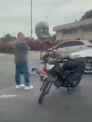 Acidente entre moto e carro deixou motociclista ferido em Praia Grande