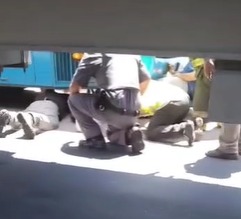 Motociclista fratura a perna e fica preso embaixo de ônibus após acidente em São José
