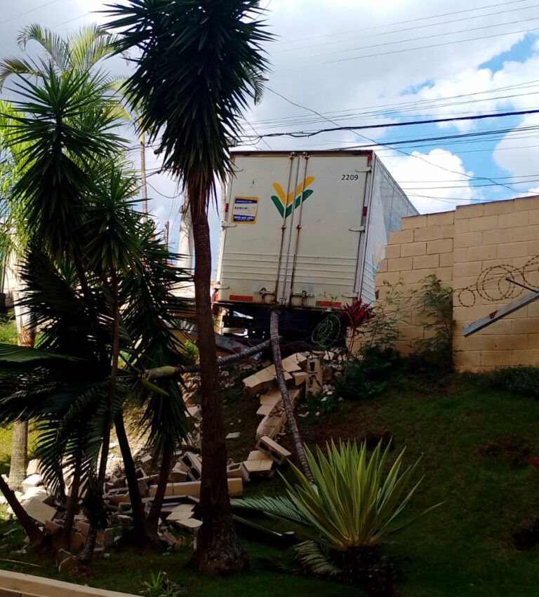 Caminhão perde freios e invade muro de condomínio em Campinas