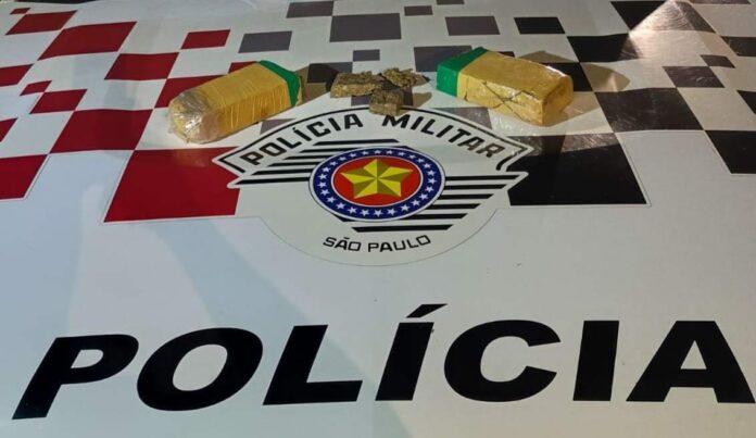 PM prende dupla com tijolos de maconha em Cruzeiro