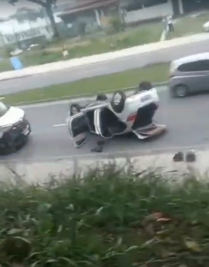 Carro capota e deixa duas pessoas feridas em Jacareí