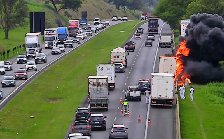 VÍDEO: incêndio em veículo interdita pista no anel viário Magalhães Teixeira