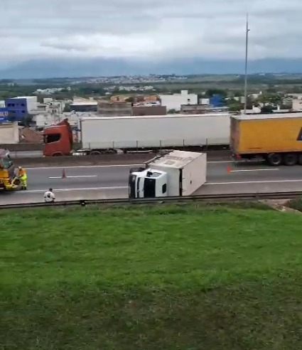 Carreta tomba após estouro de pneu na Dutra em Aparecida