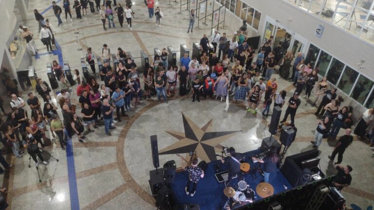 Abertura do Culturalmente Santista contou com tributo à Legião Urbana e debate com diretor dos filmes sobre Chorão