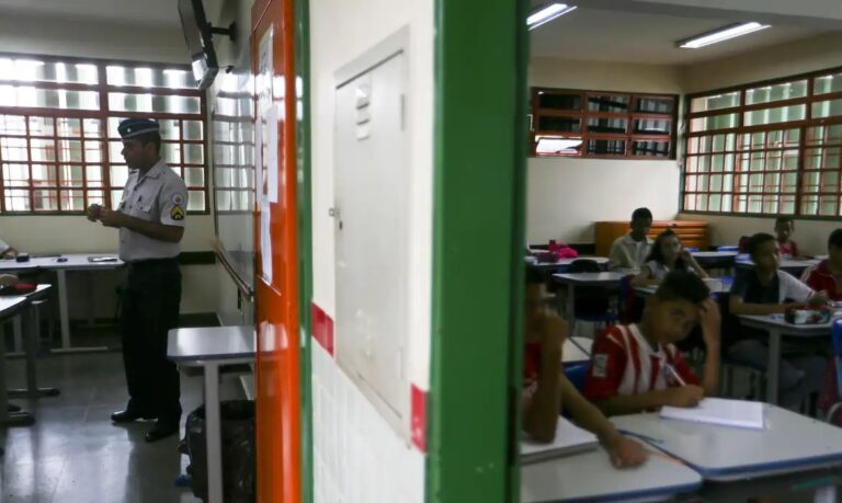 Após fracasso em escola estadual, vereador propõe programa cívico-militar voluntário para a rede municipal