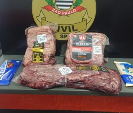 Dois são presos enquanto tentavam furtar chocolates e peças de carne de supermercado em São José