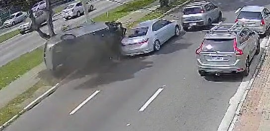 Câmera flagra capotamento na zona sul de São José; VEJA