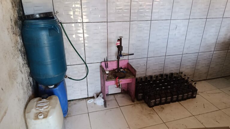 Equipe do 9° DP estoura fábrica clandestina de bebidas destiladas falsificadas