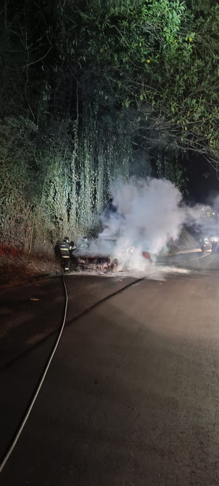 Carro pega fogo na SP-55 em Caraguatatuba