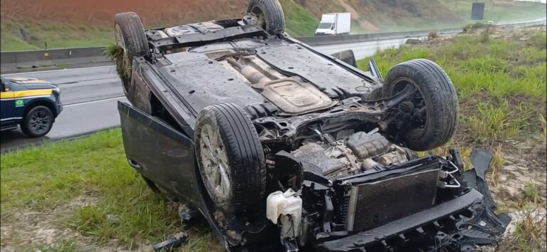 Carro capota na Dutra, na altura de Jacareí