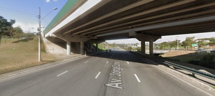 Jovem de 18 anos fica ferida após capotamento de carro em São José