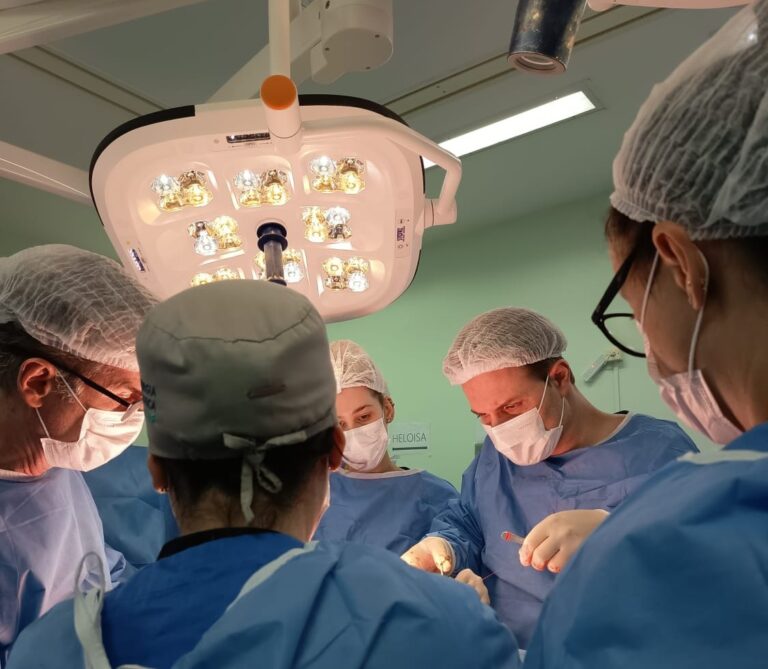 Cirurgia envolvendo gêmeas siamesas contou com 50 profissionais e durou 10 horas