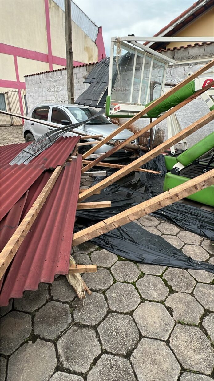 Chuva e ventania causam estragos e deixam famílias desabrigadas em Paraibuna