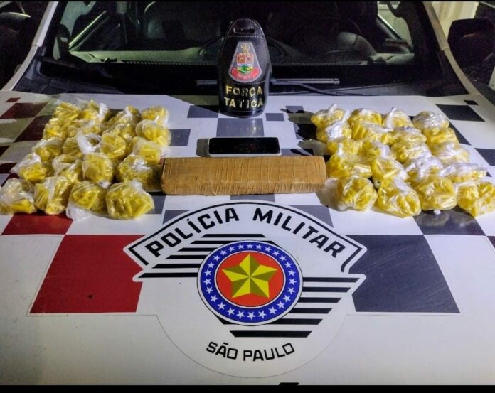 PM prende homem com mais de 1,1 mil porções de cocaína e tijolo de maconha em Lorena