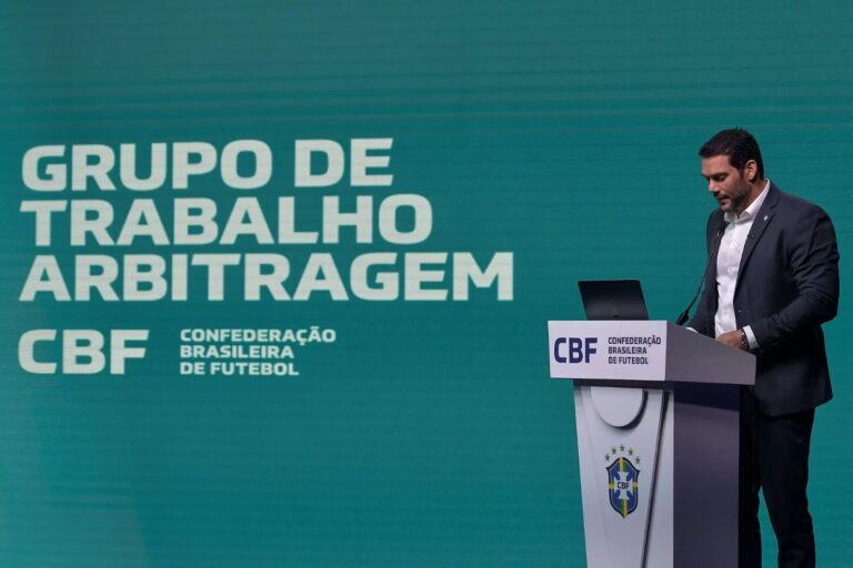 Durante fala de abertura, presidente da CBF Samir Xaud anunciou a implantação da tecnologia de impedimento semiautomático para 2026 | Foto: Staff Images / CBF