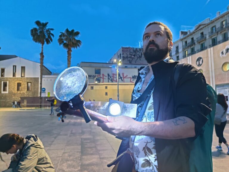 Poesia em luz: Cauê Maia ensina a construir Bazucas Poéticas no POW Festival