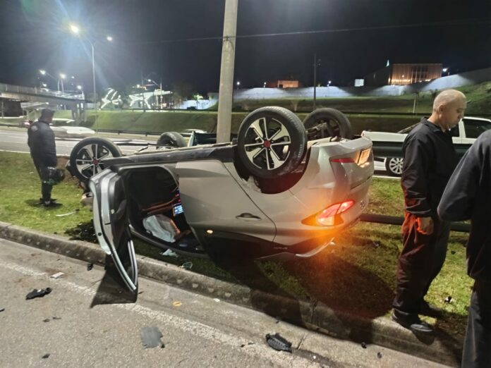Mulher fica ferida após capotar carro em São José