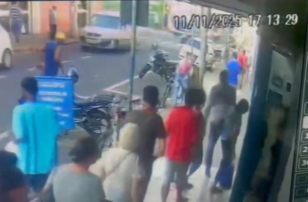 VÍDEO: Segurança do Bom Prato é agredido com pedrada na cabeça