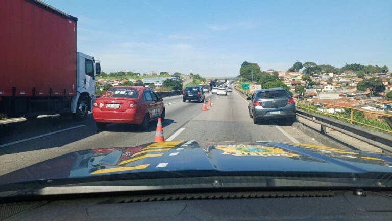 Acidente na Dutra em São José deixa uma pessoa ferida e causa congestionamento