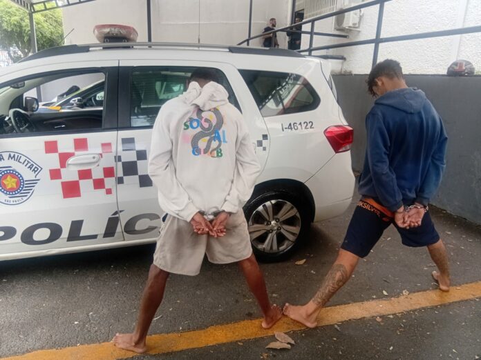 Dupla rouba carro, mantém o proprietário refém e acaba presa na zona leste de São José