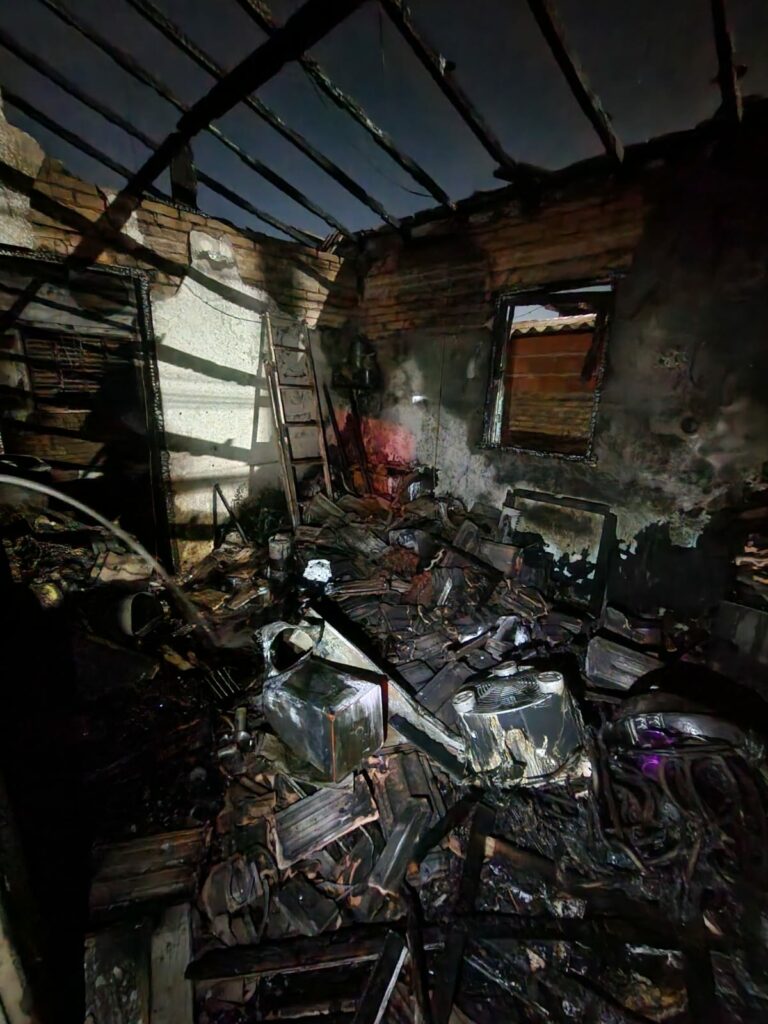 Idoso é resgatado de incêndio em casa na zona norte de São José