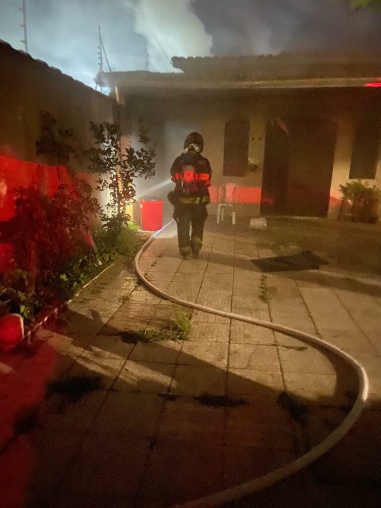 Bombeiros controlam incêndio em residência, em Caraguatatuba