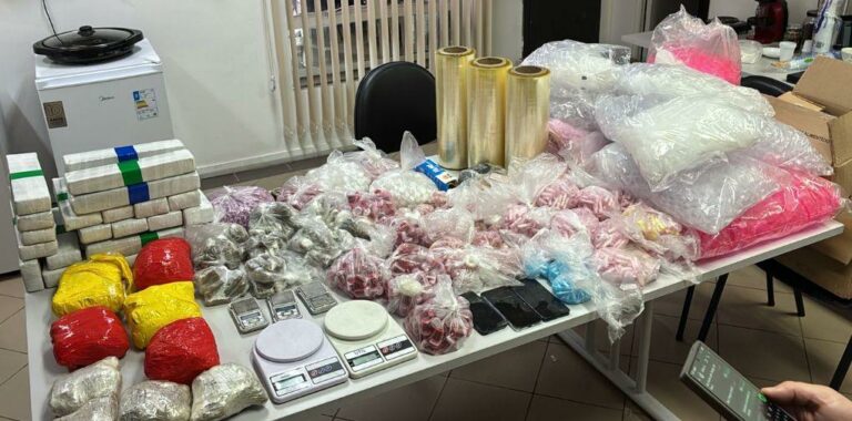 Homem é preso com grande quantidade de drogas em casa de São José