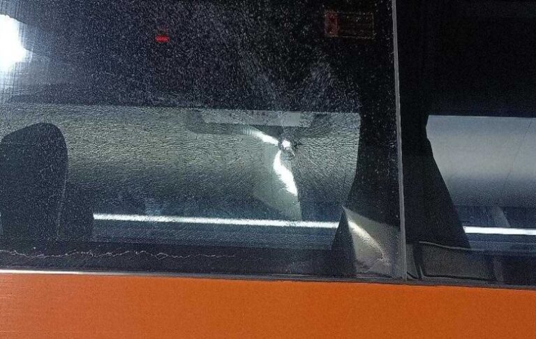 Passageiro fica ferido após ônibus ser atingido por disparo de arma de fogo na Dutra, em Pindamonhangaba