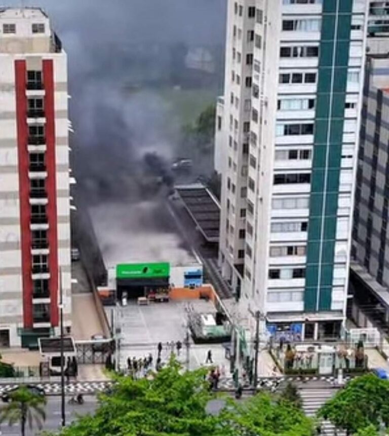 Incêndio atinge depósito de mercado em Santos; três pessoas são socorridas