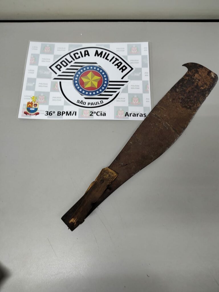 Jovem armado com facão parte para cima do padrastro e da PM