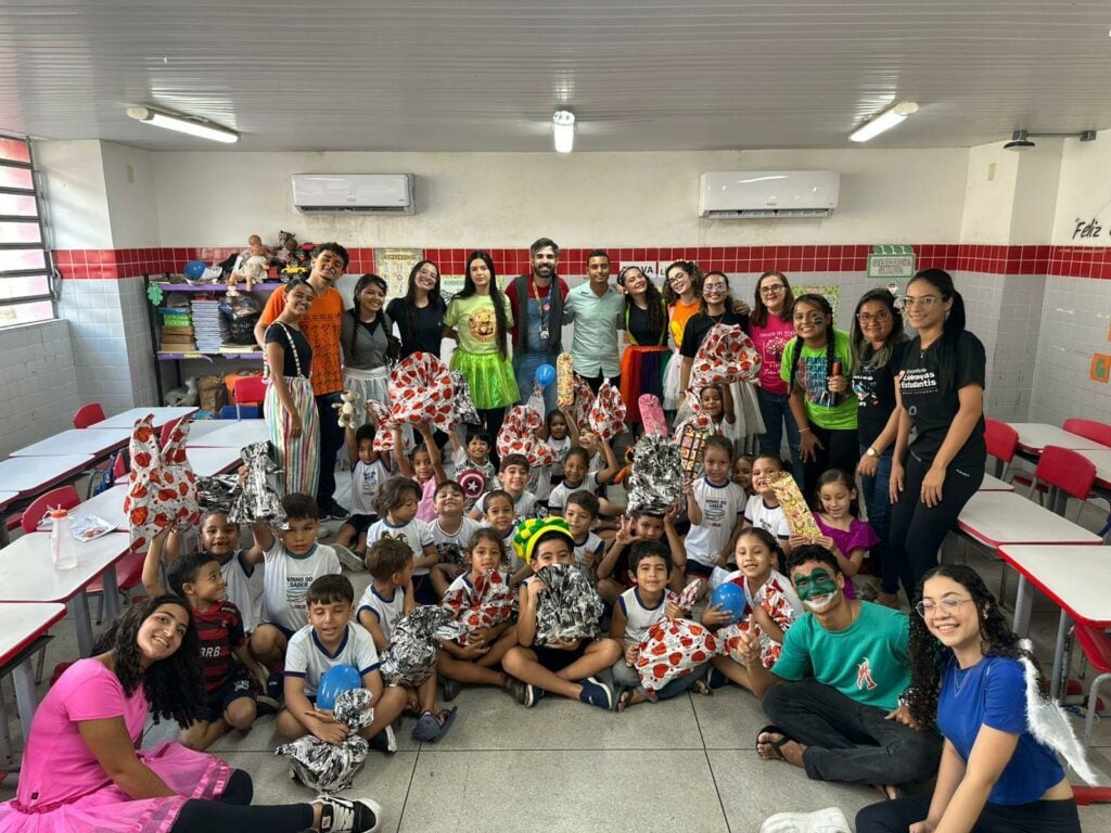 No loteamento Parque do Sol, no bairro de Gramame, Zona Sul de João Pessoa, a lição de casa ganhou outro significado. Em vez de apenas resolver exercícios, estudantes de uma escola privada mergulharam em uma experiência que uniu finanças, criatividade, empatia e responsabilidade social. O resultado foi o projeto Amor em Ação, que mobilizou a comunidade escolar, arrecadou brinquedos e leite em pó e levou solidariedade a crianças em tratamento de câncer e a alunos de uma escola pública da região.