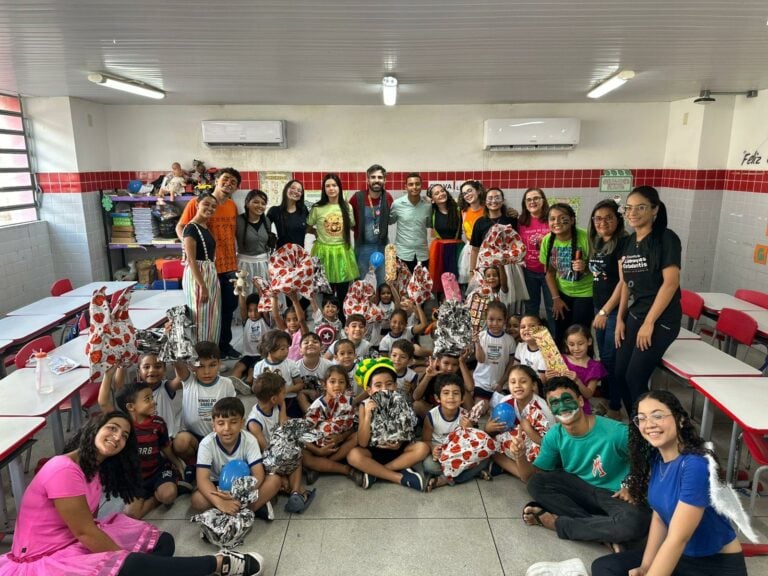 No loteamento Parque do Sol, no bairro de Gramame, Zona Sul de João Pessoa, a lição de casa ganhou outro significado. Em vez de apenas resolver exercícios, estudantes de uma escola privada mergulharam em uma experiência que uniu finanças, criatividade, empatia e responsabilidade social. O resultado foi o projeto Amor em Ação, que mobilizou a comunidade escolar, arrecadou brinquedos e leite em pó e levou solidariedade a crianças em tratamento de câncer e a alunos de uma escola pública da região.