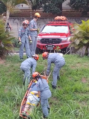 Carro cai em córrego após motorista perder o controle na Zona Leste de Campinas