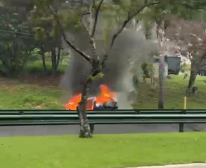VÍDEO: Carro pega fogo e mobiliza bombeiros em São José