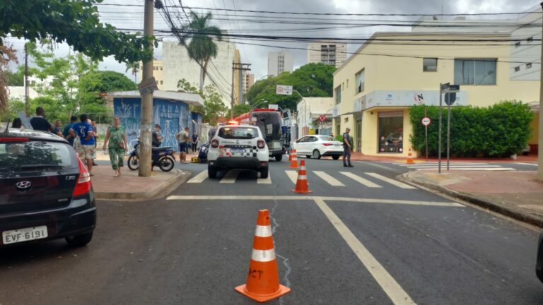 Mulher fica ferida após colisão envolvendo carro e moto em cruzamento do Centro