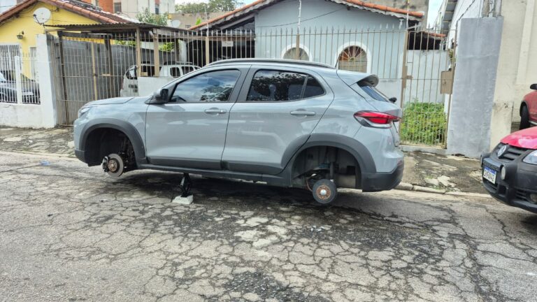 Carro tem rodas e pneus furtados no meio da rua em São José